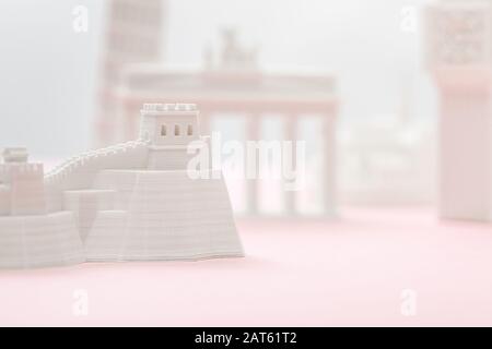 foyer sélectif de la petite grande figurine murale près des statuettes sur le gris et le rose Banque D'Images