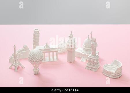 figurines de pays sur rose et gris Banque D'Images