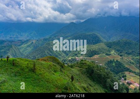 La cenery du village Cat Cat, destination touristique populaire de trekking. Terrasses de rizières. Vue sur la montagne dans les nuages. Sapa, province de Lao Cai, nord-ouest Banque D'Images