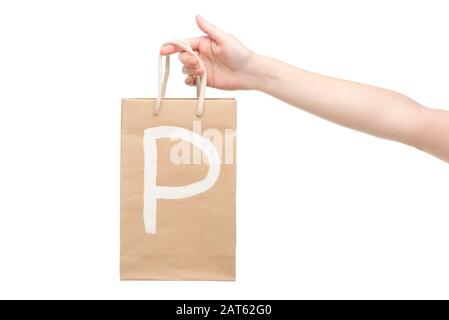 vue rognée d'une femme tenant un sac de shopping avec p lettre isolée sur blanc Banque D'Images