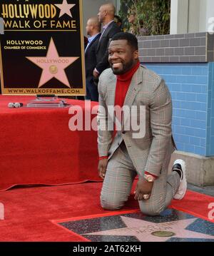 Los Angeles, États-Unis. 30 janvier 2020. Le chanteur américain, auteur-compositeur, rappeur, acteur, producteur de télévision, entrepreneur et investisseur Curtis '50 Cent' Jackson s'agenouille à côté de sa Star lors d'une cérémonie de dévoilement l'honorant avec la 2,6 86ème étoile du Hollywood Walk of Fame le jeudi 30 janvier 2020 à Los Angeles. Photo de Jim Ruymen/UPI crédit: UPI/Alay Live News Banque D'Images