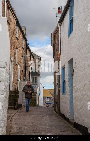 Un homme solitaire descend le Digey, St Ives, Cornwall, Angleterre, Royaume-Uni Banque D'Images