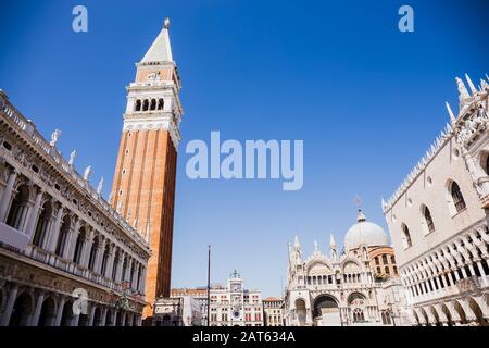 Vue à bas angle sur la tour Saint Marc Bell et la cathédrale Saint Marc à Venise, Italie Banque D'Images