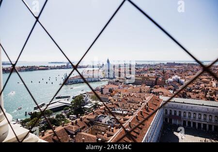 Vue panoramique sur la Piazza San Marco, la rivière, l'église Santa Maria della Salute et les anciens bâtiments de Venise, Italie Banque D'Images