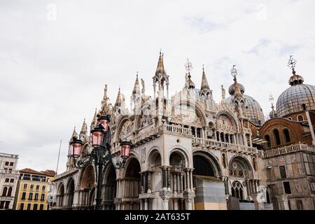 Vue à bas angle de la basilique de la cathédrale saint-Marc à Venise, Italie Banque D'Images