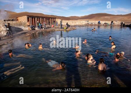 Les touristes apprécient la piscine thermale de Geisers Del Tattio, Atacama Desert, Antofagasta, Chili Banque D'Images