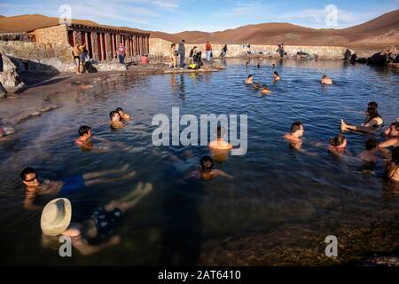 Les touristes apprécient la piscine thermale de Geisers Del Tattio, Atacama Desert, Antofagasta, Chili Banque D'Images