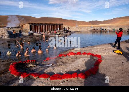 Les touristes apprécient la piscine thermale de Geisers Del Tattio, Atacama Desert, Antofagasta, Chili Banque D'Images