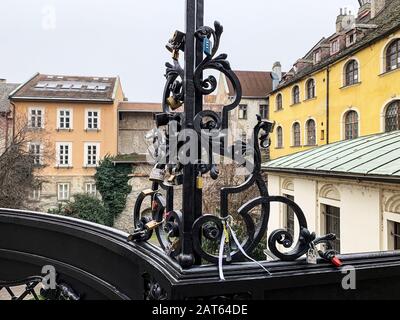 Locks d'amour placés à la base de la sculpture de Jan Nepomucky près de la porte de Michael à Bratislava, en Slovaquie. Banque D'Images