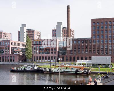 Berlin, Allemagne - 21 Juin 2017: Bateaux Et Bâtiments À Tempelhofer Hafen, C'Est-À-Dire Port De Tempelhof En Langue Allemande, À Berlin Banque D'Images