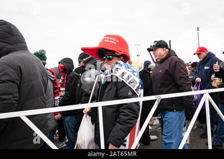 Les gens attendent à l'extérieur près de la promenade côtière du New Jersey - pour entrer dans le rallye « Keep America Great » qui s'est tenu au Wildwoods Convention Center. Banque D'Images