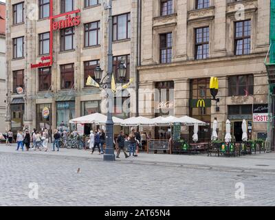 Wroclaw, POLOGNE - 16 AOÛT 2017 : touristes devant le restaurant McDonald's À la place du marché de Rynek à Wroclaw Banque D'Images