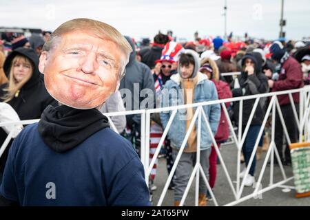 Un grand nombre de personnes attendent à l'extérieur près de la promenade du New Jersey Shore - pour participer au rallye « Keep America Great » au Wildwoods Convention Center Banque D'Images