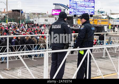 La police surveille les grandes foules qui attendent à l'extérieur près de la promenade du New Jersey Shore - pour participer au rallye « Keep America Great » Banque D'Images
