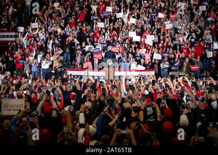 Une large vue de l'auditoire qui applaudit le président Trump lors du rassemblement « Keep America Great » qui s'est tenu au Wildwoods Convention Center. Banque D'Images