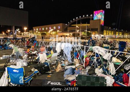 Des chaises, des couvertures et des ordures sont laissées derrière vous dans la zone d'attente et de débordement du rallye « Keep America Great », comme on l'a vu après la fin de l'événement. Banque D'Images