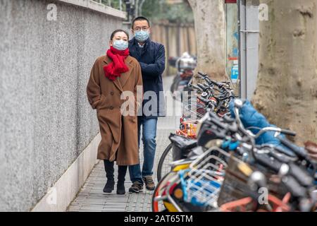 Shanghai, Chine, 28 janvier 2020, un couple portant des masques pour empêcher de capturer le Coronavirus Banque D'Images