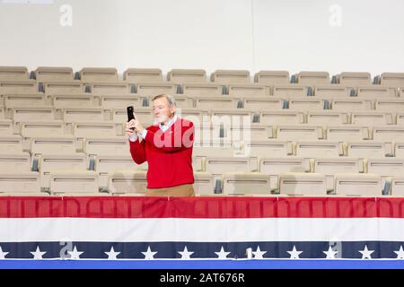 L'homme dans un coin salon vide prend la photo du téléphone portable lorsque le public entre dans le rallye « Keep America Great » qui s'est tenu au Wildwoods Convention Center. Banque D'Images