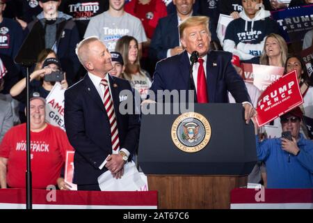 Le député Jeff Van Drew et le président Donald J. Trump parlent à une foule importante lors du rassemblement « Keep America Great » tenu au Wildwoods Convention Cent Banque D'Images