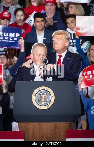 Le député Jeff Van Drew et le président Donald J. Trump parlent à une foule importante lors du rassemblement « Keep America Great » tenu au Wildwoods Convention Cent Banque D'Images