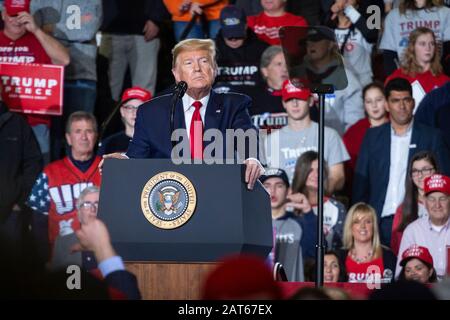 Le président Donald J. Trump s'adresse à une foule importante lors du rassemblement « Keep America Great » organisé au Wildwoods Convention Center ; le membre de la foule donne « le pouce » Banque D'Images