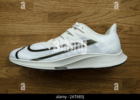 Paris, France - 23 septembre 2019 : chaussure de course professionnelle avec vue sur le dessus fabriquée par Nike Model Zoom Rival Fly pour femme avec logo Swoosh noir Banque D'Images