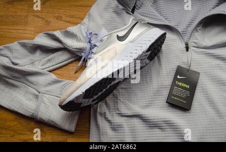 Paris, France - 23 septembre 2019 : t-shirt de course professionnel de longue durée avec équipement de course à pied Therma et Dri-FIT Technology fabriqué par Nike Odyssey React Flyknit 2 Banque D'Images