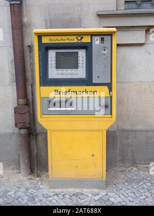 Berlin, ALLEMAGNE - 20 JUIN 2016 : ancienne machine à timbres jaune, poste allemand Banque D'Images