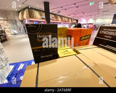 Francfort, Allemagne - 19 décembre 2017: Boîtes de Hennessy Aperol et d'alcool Wolfberger dans le grand supermarché avant les vacances de Noël Banque D'Images