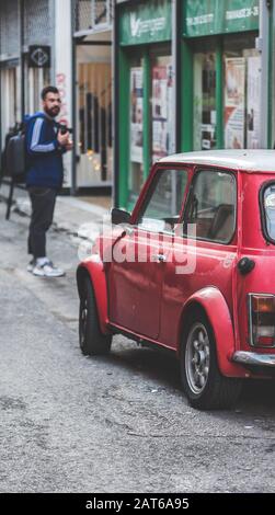 Ancienne mini cooper rouge antique Banque D'Images