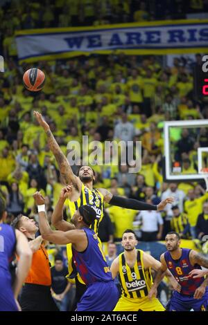 Istanbul / TURQUIE - 16 JANVIER 2020: Malcolm Thomas et Brandon Davies en ballon volant pendant la Euroligue 2019-20 Round 20 match de basket-ball entre Fenerbahce et Barcelone. Banque D'Images