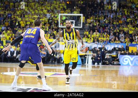 Istanbul / TURQUIE - 16 JANVIER 2020: Derrick Williams et Ante Tomic pendant l'Euroligue 2019-20 Round 20 jeu de basket-ball entre Fenerbahce et Barcelone. Banque D'Images