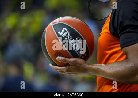 Istanbul / TURQUIE - 16 JANVIER 2020: Arbitre tenant la ligue Euroligue ball pendant la ligue 2019-20 Round 20 match de basket-ball entre Fenerbahce et Barcelone. Banque D'Images