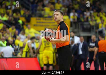 Istanbul / TURQUIE - 16 JANVIER 2020: L'arbitre Damir Javor pendant l'Euroligue 2019-20 partie de basket-ball de la série 20 entre Fenerbahce et Barcelone. Banque D'Images