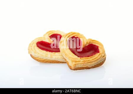 Cookies en forme de coeur isolés sur fond blanc. Concept De Saint-Valentin. Banque D'Images