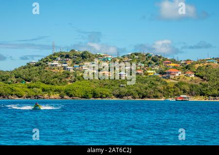 Maisons résidentielles à la baie, panorama sur l'île de Mayreau, Saint-Vincent-et-les Grenadines Banque D'Images