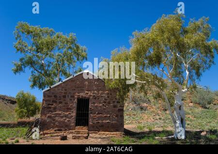 Une ancienne prison en pierre de colons dans le Devil's Marbles conservation Park dans le territoire du Nord, en Australie. Banque D'Images