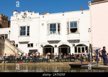 Les visiteurs du pub Anchor boivent et mangeaient à côté de la River Cam à Cambridge, au Royaume-Uni Banque D'Images