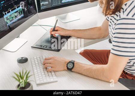 vue rognée de la saisie de l'éditeur sur le clavier de l'ordinateur Banque D'Images