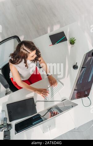 vue de dessus de l'éditeur d'art travaillant en studio Banque D'Images