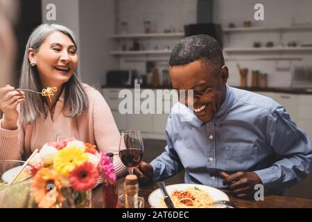 homme et femme africaine américaine souriant pendant le dîner Banque D'Images