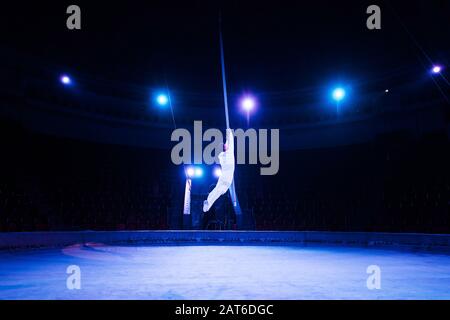 lumière bleue près d'acrobat en scène dans l'arène du cirque Banque D'Images