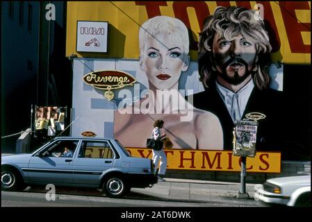 Panneau d'affichage Eurythmics à l'avant de Tower Records sur le Sunset Strip à Los Angeles, 1986 Banque D'Images