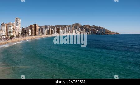 Plage de Playa de Levante avec gratte-ciel et parc naturel de Serra Gelada en arrière-plan (Benidorm, Marina Baixa, Costa Blanca, Alicante, Espagne) Banque D'Images