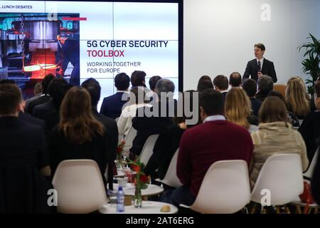 Bruxelles, Belgique. 30 janvier 2020. Les gens assistent à un débat au Centre Huawei pour la transparence de la cybersécurité à Bruxelles, en Belgique, le 30 janvier 2020. Huawei a tenu jeudi le débat sur la boîte à outils 5 G pour la cybersécurité, à la suite de la publication de la « boîte à outils » 5 G de l'UE. La Commission européenne a publié mercredi les lignes directrices non contraignantes -- convenues par 28 États membres -- appelées "boîte à outils" pour la sécurité des 5 G, où l'UE établit des plans d'atténuation détaillés pour chacun des risques identifiés et recommande un ensemble de mesures stratégiques et techniques clés. Crédit: Zhang Cheng/Xinhua/Alay Live News Banque D'Images