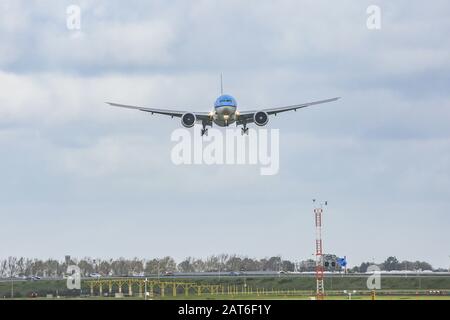 Amsterdam, Pays-Bas. 26 janvier 2020. Un Boeing 777-300 de KLM Royal Dutch Airlines atterrit à l'aéroport d'Amsterdam Schiphol AMS EHAM aux Pays-Bas sur la piste Polderbaan. L'avion a la certification ETOPS pour le vol transatlantique. Crédit: Nik Oiko/Sopa Images/Zuma Wire/Alay Live News Banque D'Images