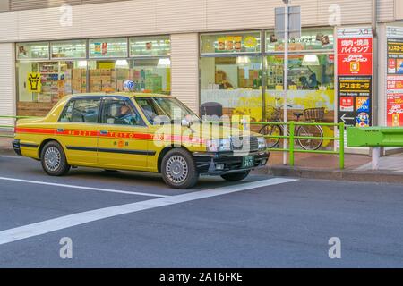 Tokyo, JAPON, JANVIER - 2019 - taxi jaune à la route dans le célèbre quartier de ginza dans la ville de tokyo, japon Banque D'Images