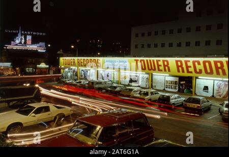 Tower Records la nuit avec Clint Eastwood panneaux en arrière-plan sur le Sunset Strip à Los Angeles en 1988. Banque D'Images