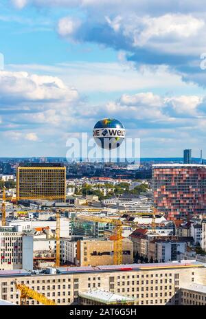 Berlin, Allemagne - 22 septembre 2017: Welt Balloon - l'un des plus grands ballons d'hélium au monde dans le ciel au-dessus de la ville de Berlin. L'attractio touristique populaire Banque D'Images