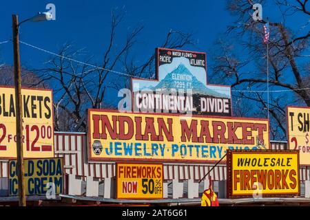 Marché indien continental Divide le long de la route historique 66 au Nouveau-Mexique, États-Unis [pas de mainlevée de propriété ; disponible pour licence éditoriale uniquement] Banque D'Images